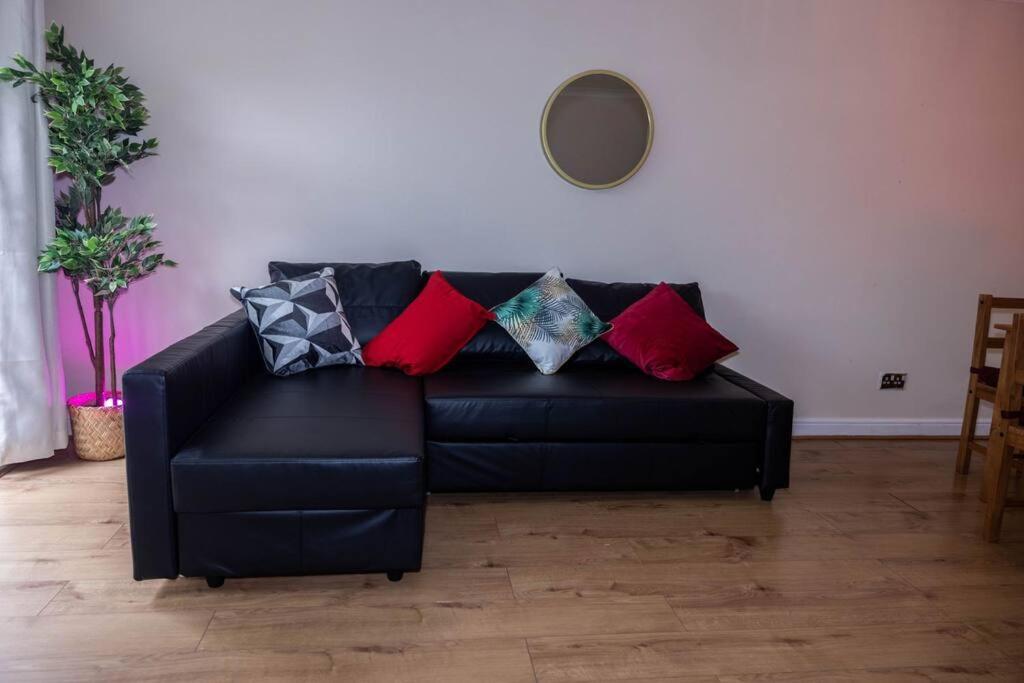 Apartment 3 Bedrooms House-sofabed-parking-bbqstove-garden *