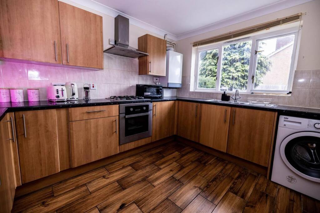 3 Bedrooms House-sofabed-parking-bbqstove-garden * London