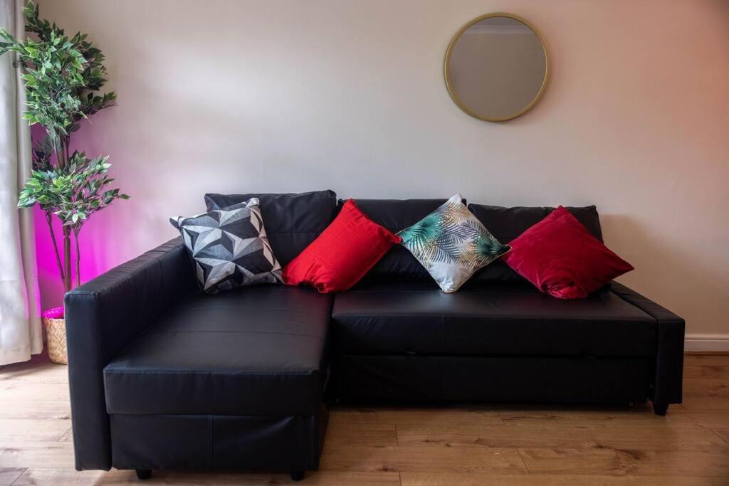 3 Bedrooms House-sofabed-parking-bbqstove-garden London