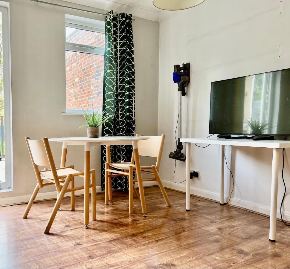 Large Balcony Opposite Rail Station Apartment *