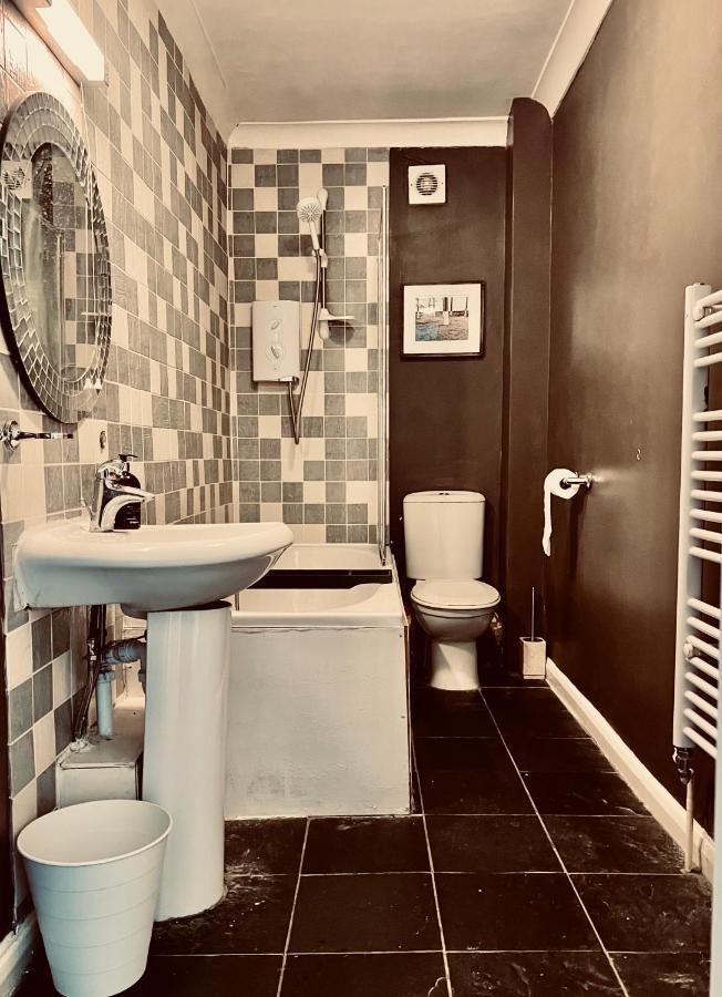 Apartment Large Balcony Opposite Rail Station London