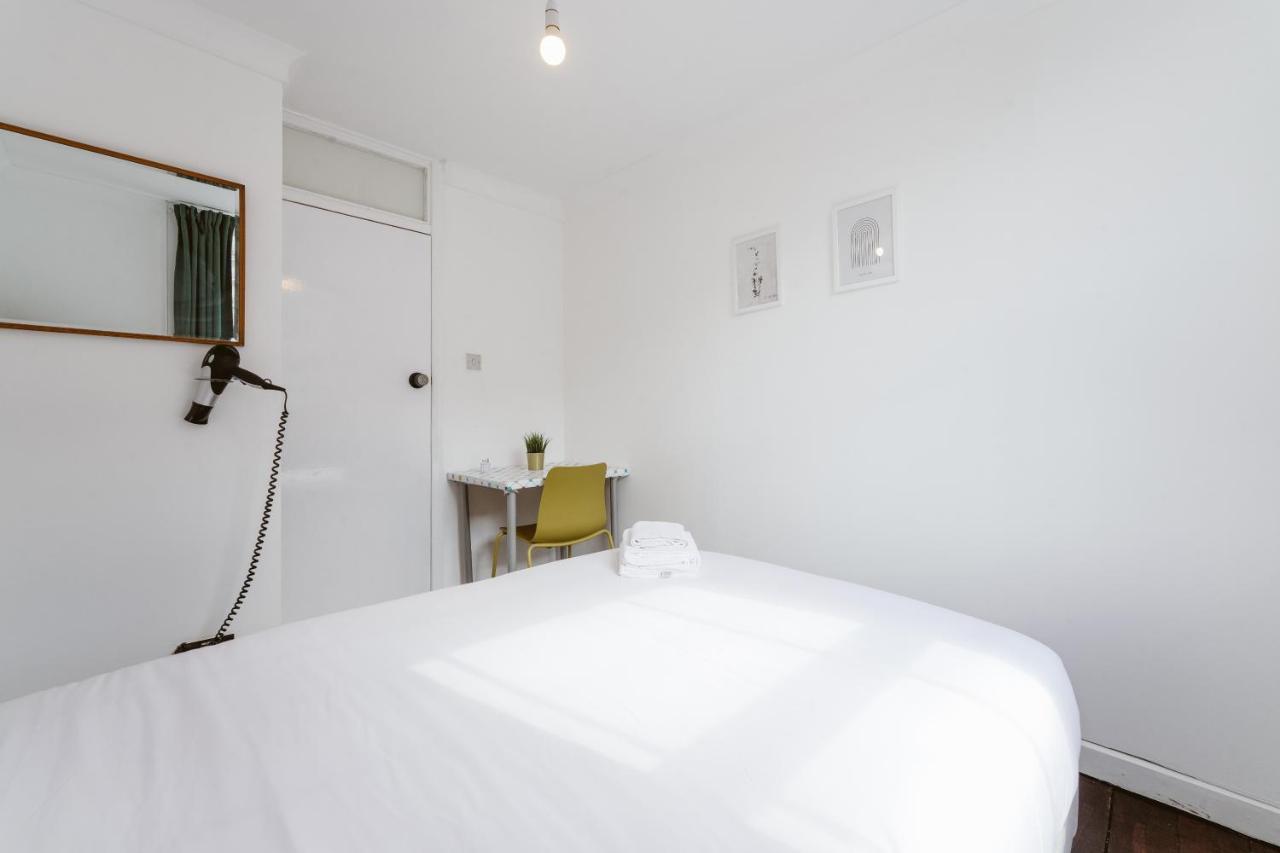 Great In Stepney Station - 12 * Londres