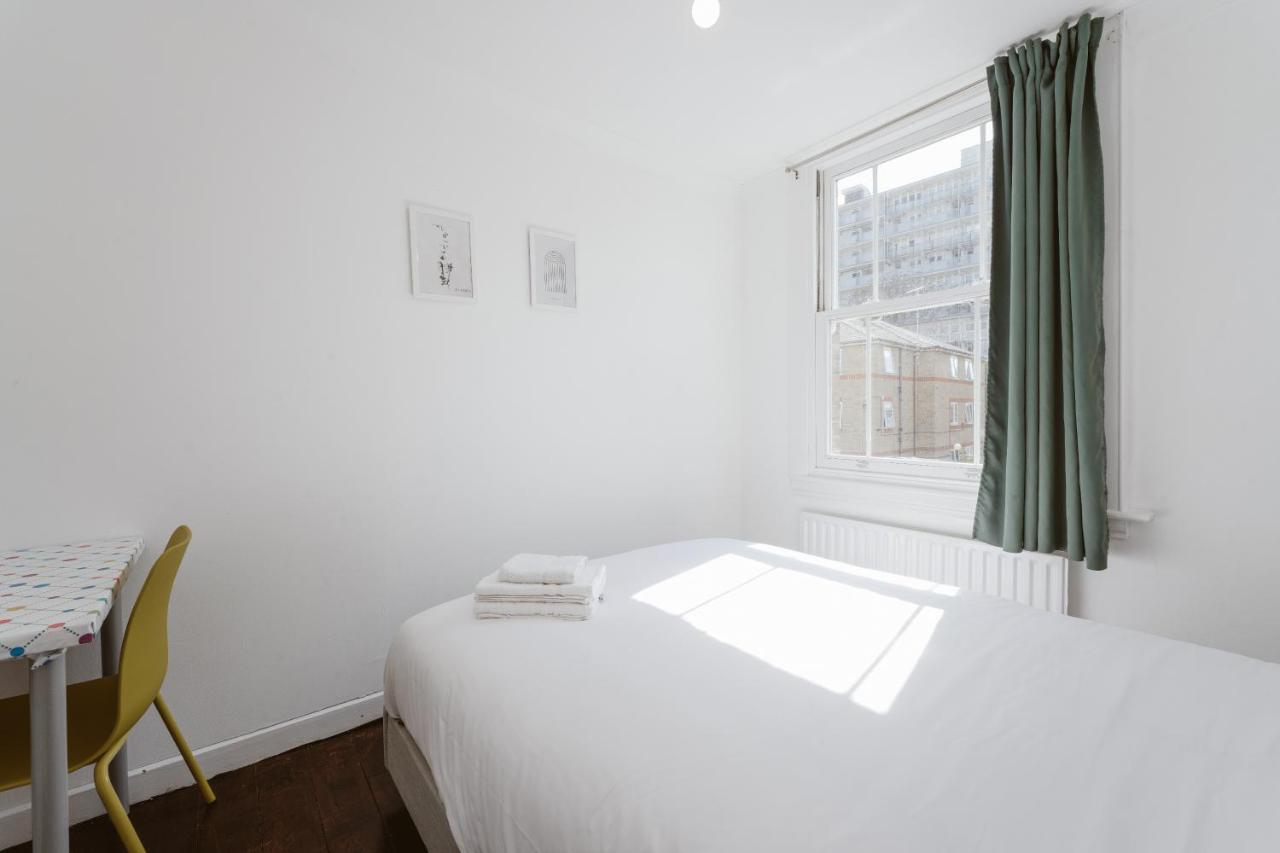 Great In Stepney Station - 12 * Londres