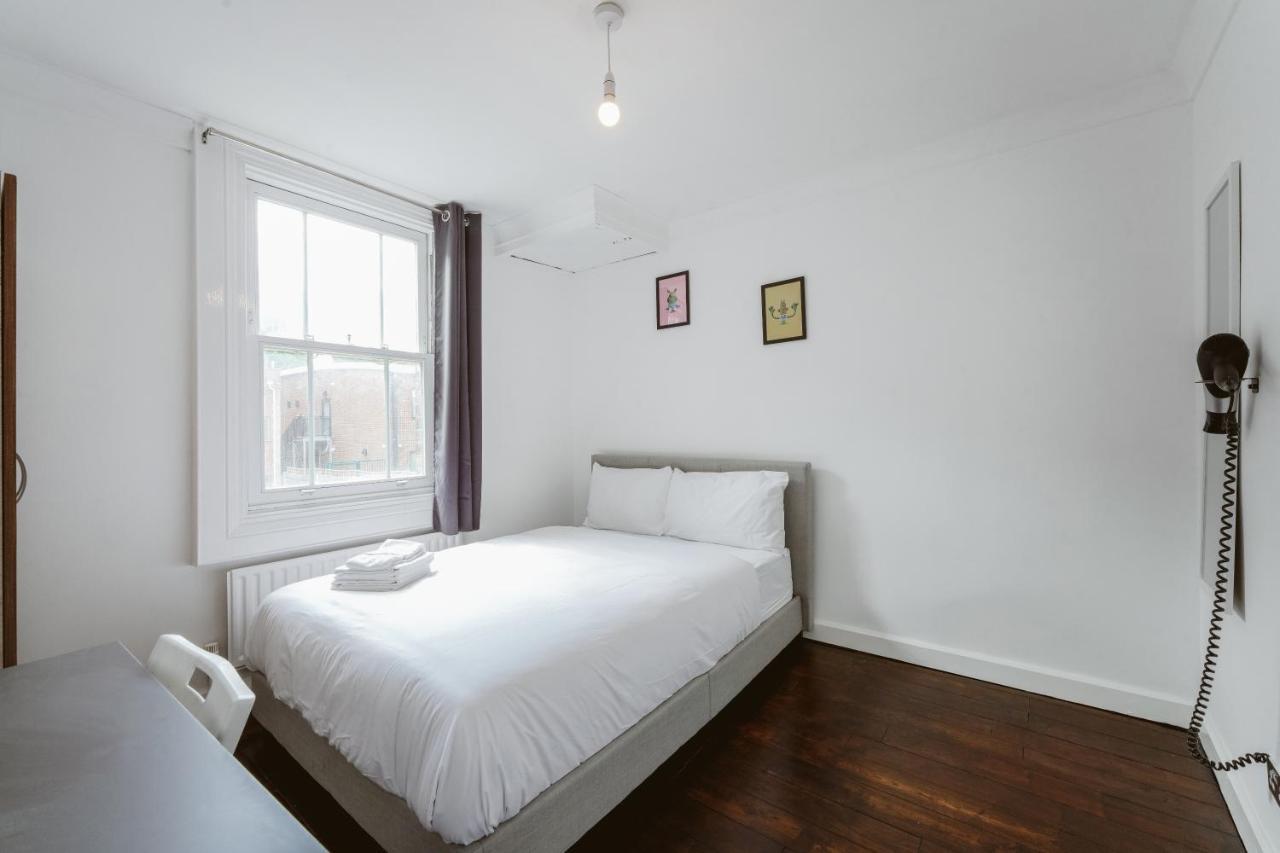 Great In Stepney Station - 12 * Londres