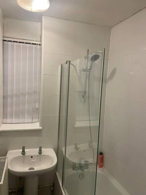 New! Xtra Large 4 Bedroom Up To 12 Guests London