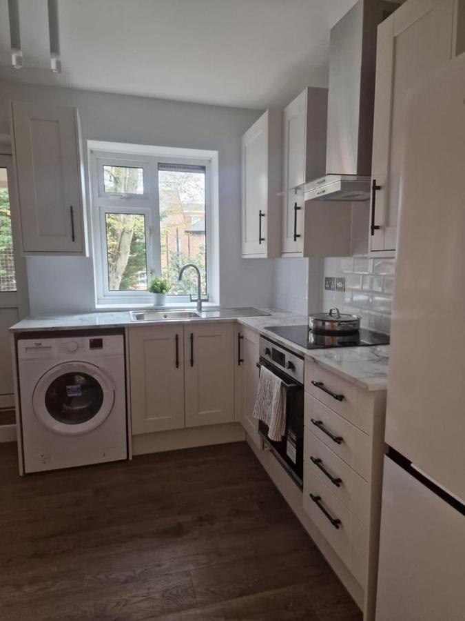 Ozan's Flat Double Bedroom-1, Sharing Kitchen And Bath * London