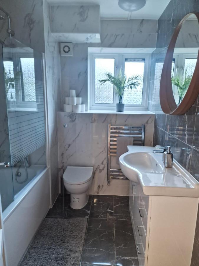 Ozan's Flat Double Bedroom-1, Sharing Kitchen And Bath Apartment London