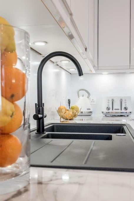 Casa de férias House 10 Mins To Tower Bridge Hot Tub & Parking