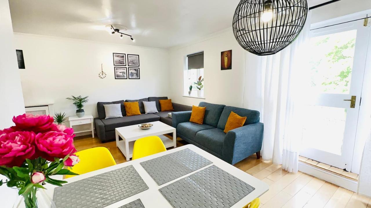 Canal View House: Of Oasis Apartment *