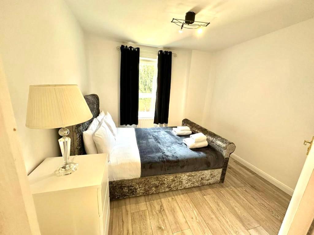 Apartment 3 Bedroom Riverview Flat Canary Wharf Free Parking *