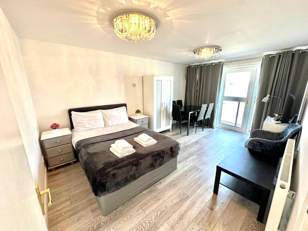 Apartment 3 Bedroom Riverview Flat Canary Wharf Free Parking
