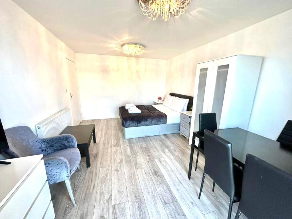 Apartment 3 Bedroom Riverview Flat Canary Wharf Free Parking