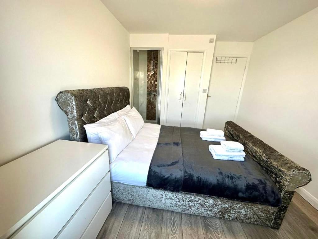 3 Bedroom Riverview Flat Canary Wharf Free Parking London