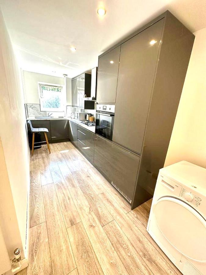 3 Bedroom Riverview Flat Canary Wharf Free Parking * London