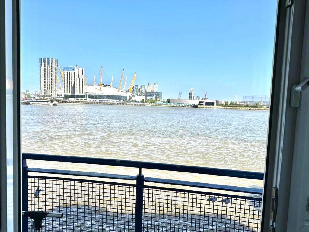 Apartment 3 Bedroom Riverview Flat Canary Wharf Free Parking