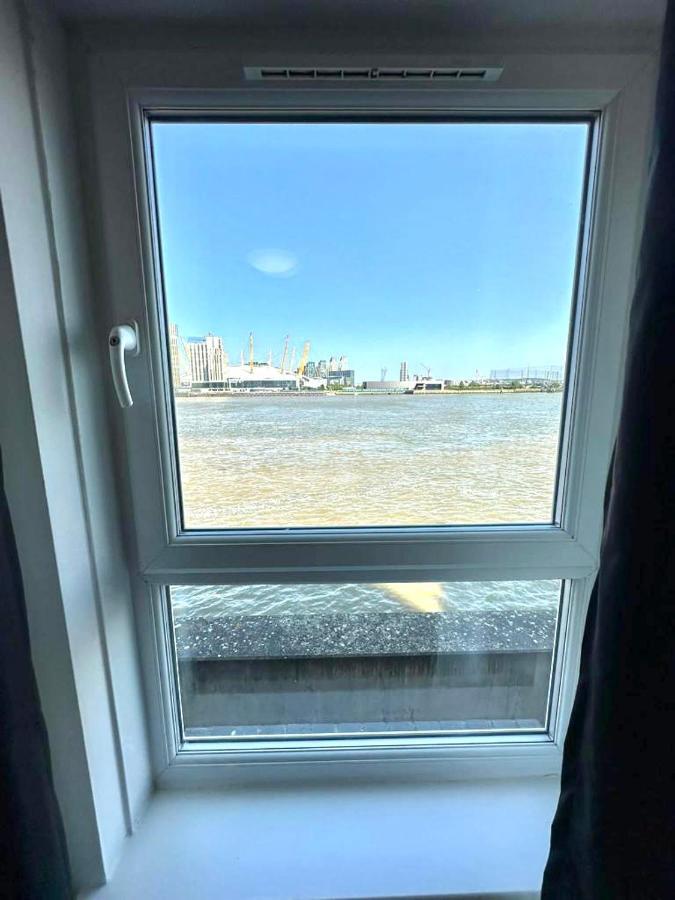 Apartment 3 Bedroom Riverview Flat Canary Wharf Free Parking London