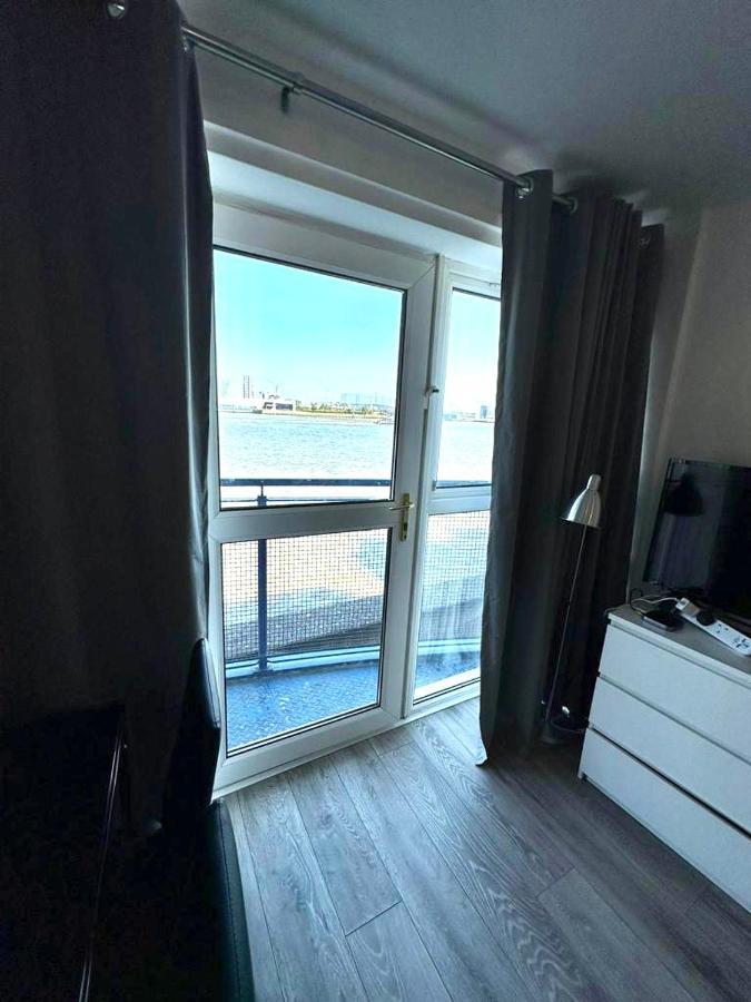 3 Bedroom Riverview Flat Canary Wharf Free Parking * London