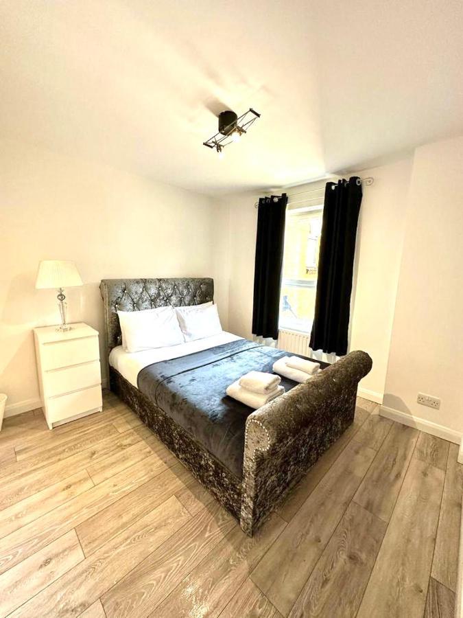 3 Bedroom Riverview Flat Canary Wharf Free Parking * London