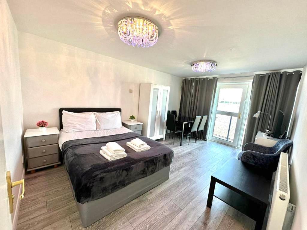 3 Bedroom Riverview Flat Canary Wharf Free Parking Apartment *