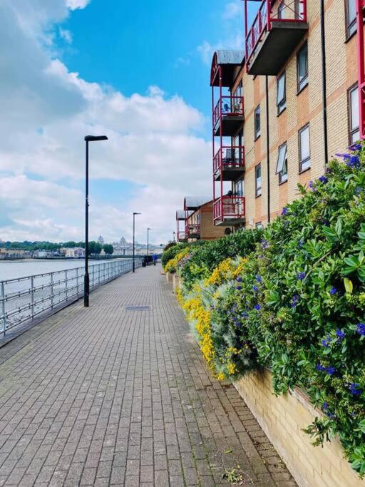 Bright &spacious One Bedroom Flat Off Canary Wharf * London
