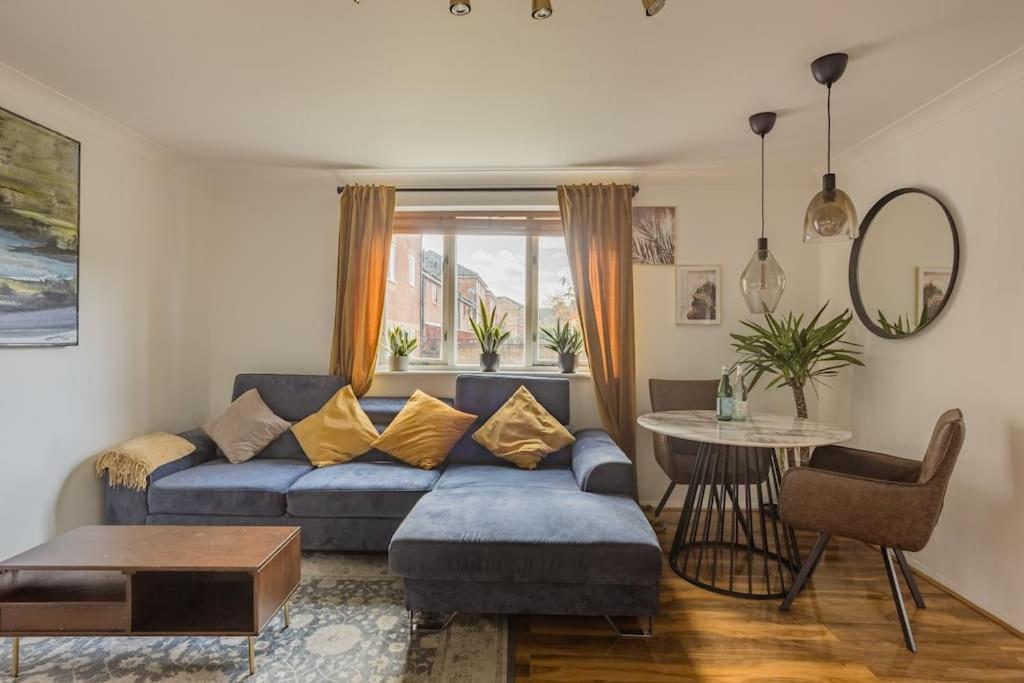 Bright &spacious One Bedroom Flat Off Canary Wharf Apartment London