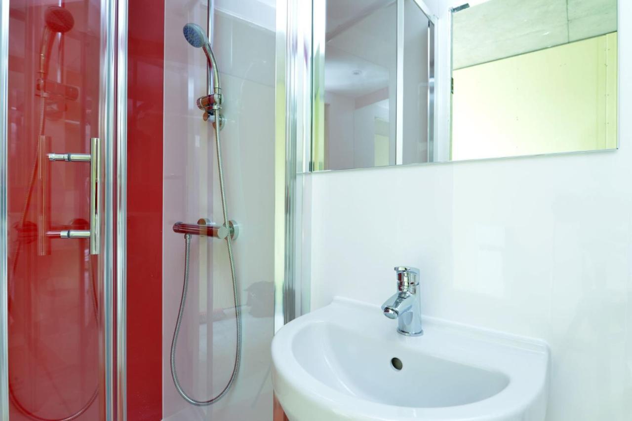 For Students Only Spacious At Flinders House Located In *