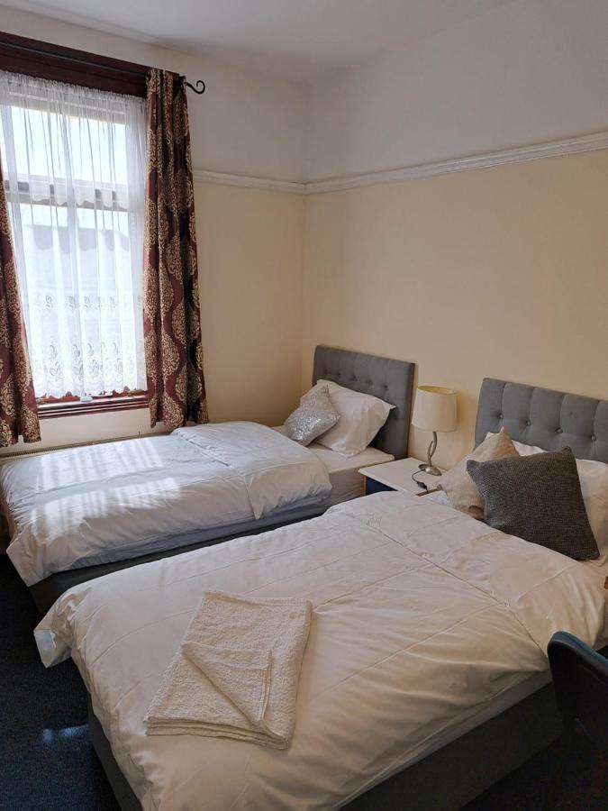 Luxury 5 Bedroom Near Seven Kings Train Station- 5 Room, 6 Bed And Sleeps 8 Guest * London