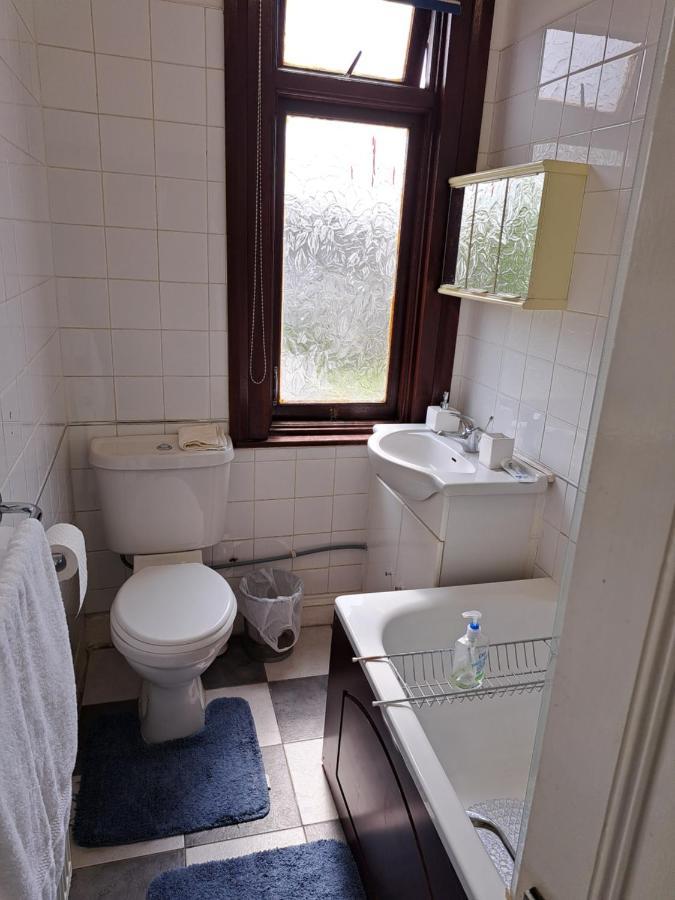 Holiday home Luxury 5 Bedroom Near Seven Kings Train Station- 5 Room, 6 Bed And Sleeps 8 Guest