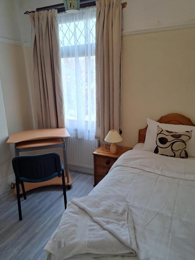 Luxury 5 Bedroom Near Seven Kings Train Station- 5 Room, 6 Bed And Sleeps 8 Guest Holiday home