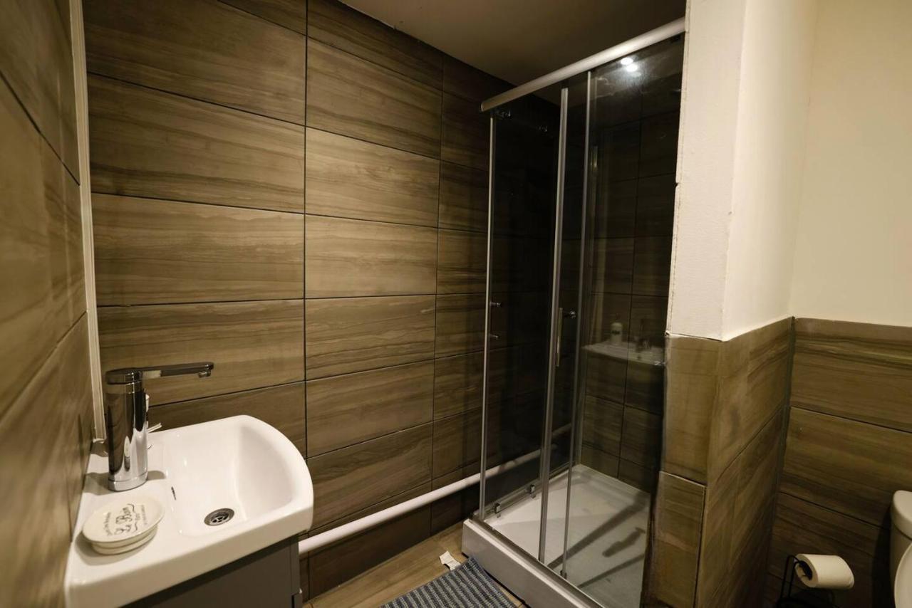 3 Bedroomflat-free Parking-wifi-parking-8people * London