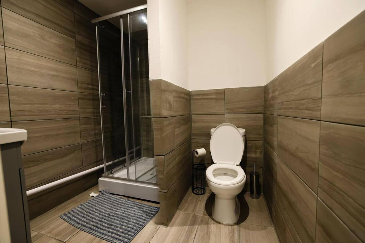 Apartment 3 Bedroomflat-free Parking-wifi-parking-8people *