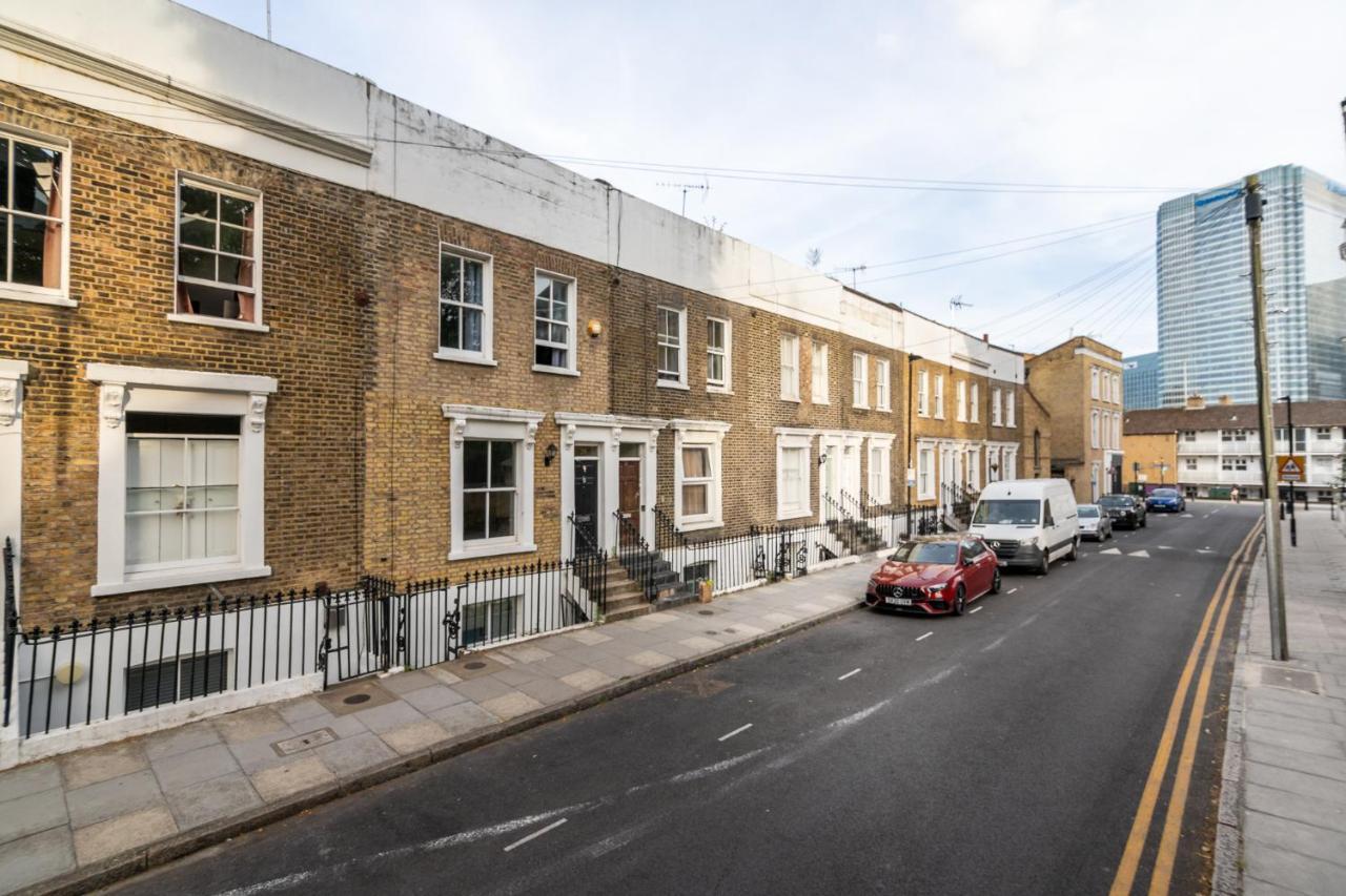 Double W/projector & Garden Hot Tub London