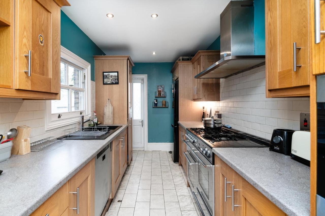 Double W/projector & Garden Hot Tub Homestay London