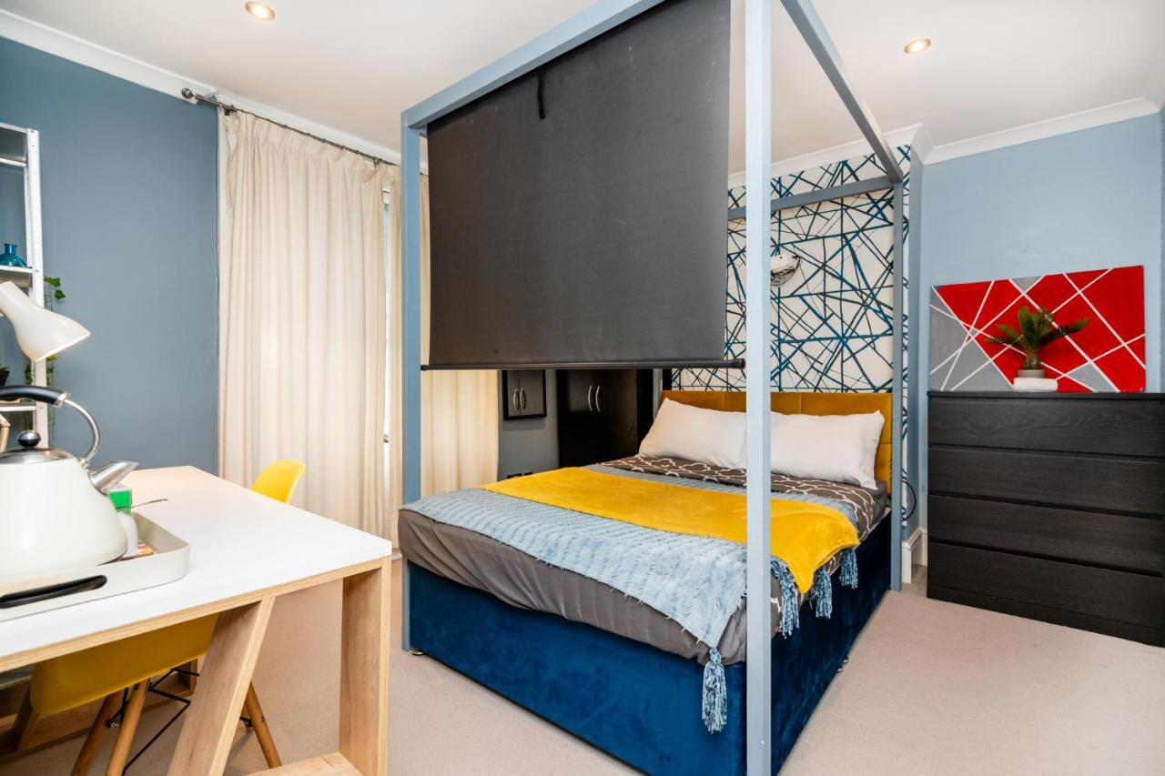 Double W/projector & Garden Hot Tub Homestay London