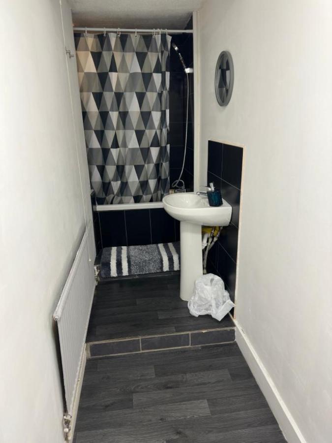 Central Location, Close To Bars Restaurants And Train Stations Homestay *