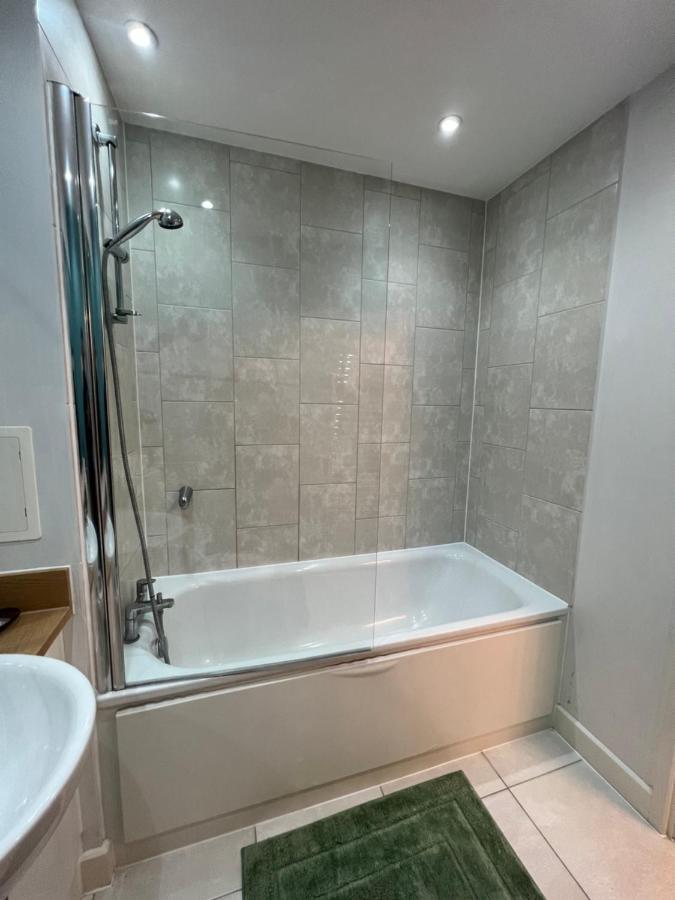 Cityscape Serenity: 10th Floor Oasis Near City Airport, Excel & 02 London