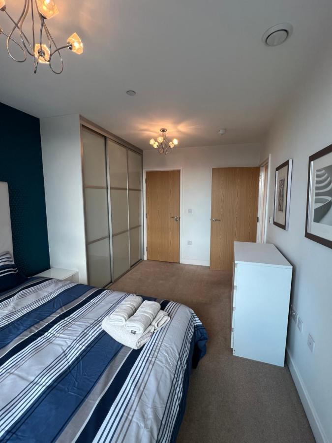Apartment Cityscape Serenity: 10th Floor Oasis Near City Airport, Excel & 02 London