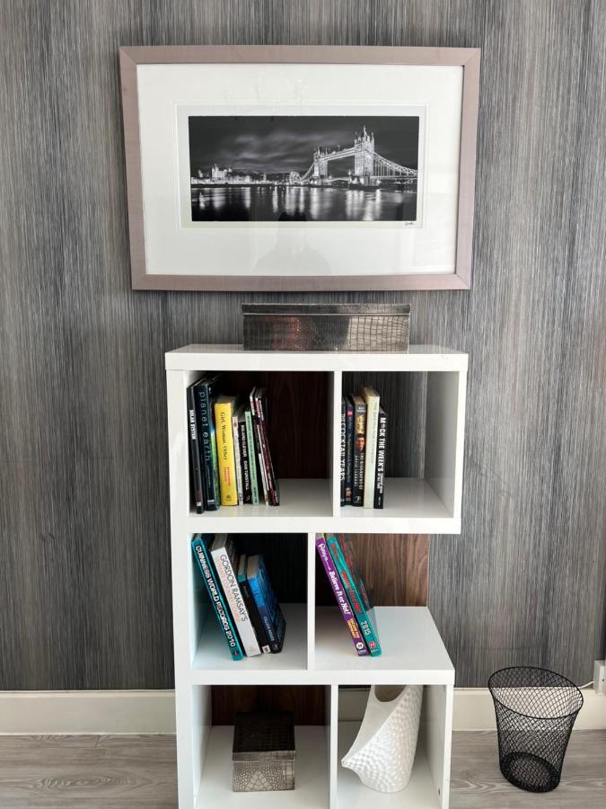 Cityscape Serenity: 10th Floor Oasis Near City Airport, Excel & 02 London
