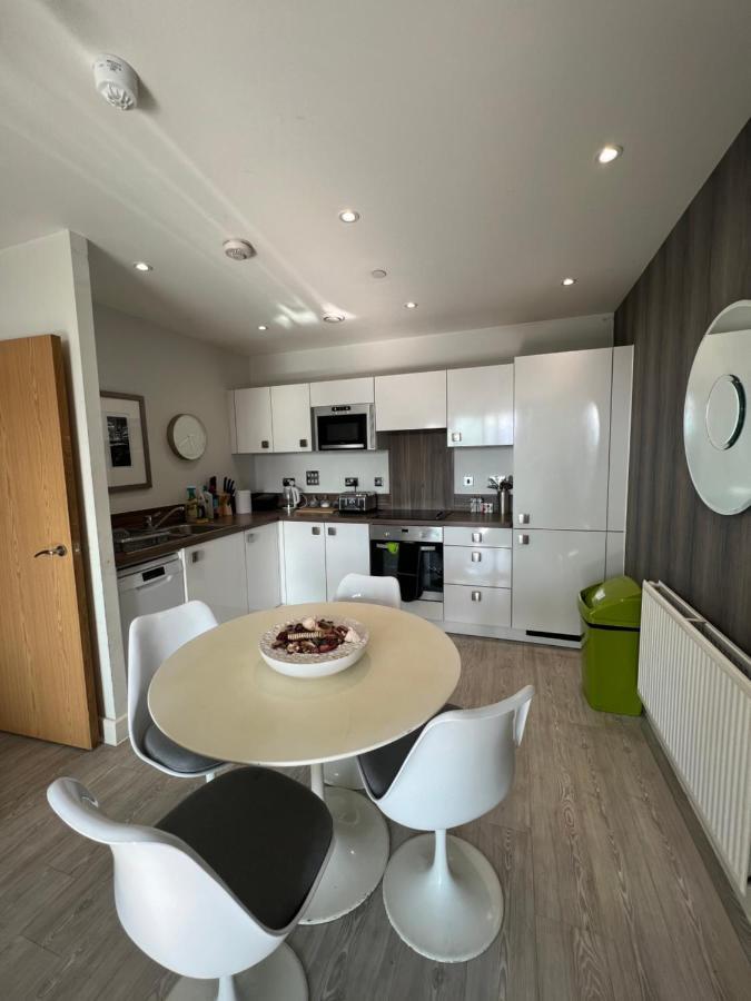 Cityscape Serenity: 10th Floor Oasis Near City Airport, Excel & 02 * London