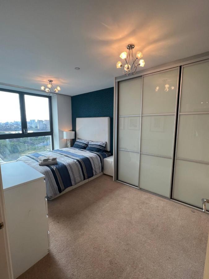 Cityscape Serenity: 10th Floor Oasis Near City Airport, Excel & 02 * London