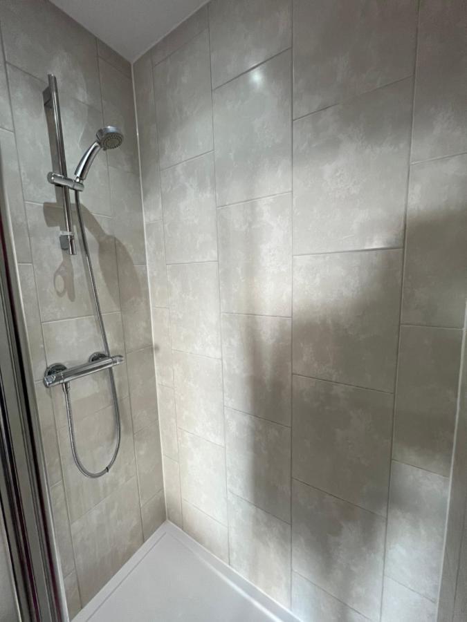 Cityscape Serenity: 10th Floor Oasis Near City Airport, Excel & 02 Apartment