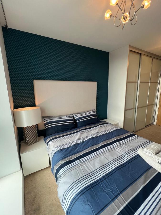 Apartment Cityscape Serenity: 10th Floor Oasis Near City Airport, Excel & 02 *