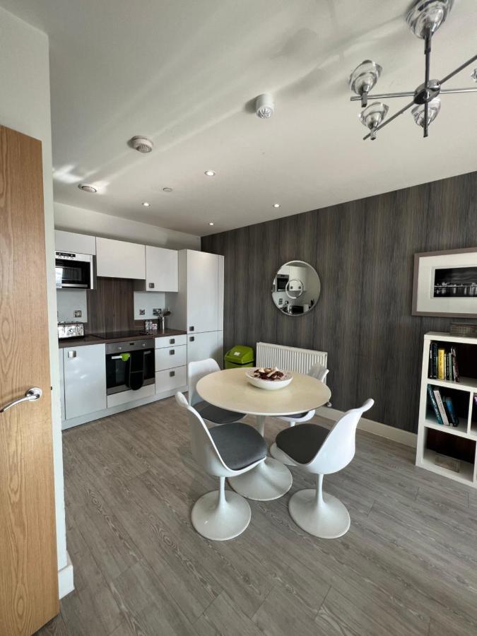 Cityscape Serenity: 10th Floor Oasis Near City Airport, Excel & 02 * London