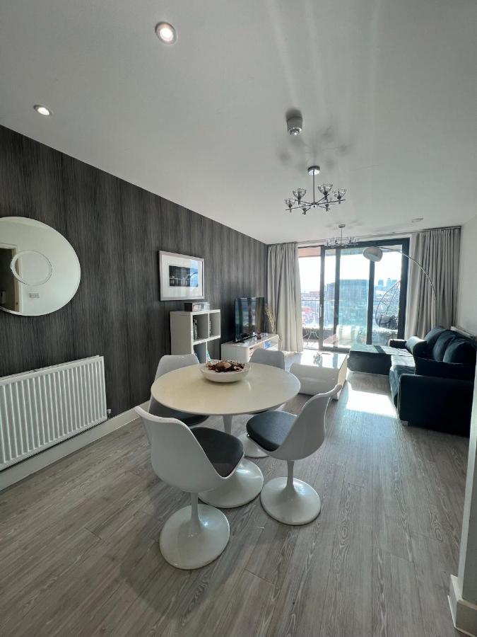 Cityscape Serenity: 10th Floor Oasis Near City Airport, Excel & 02 *