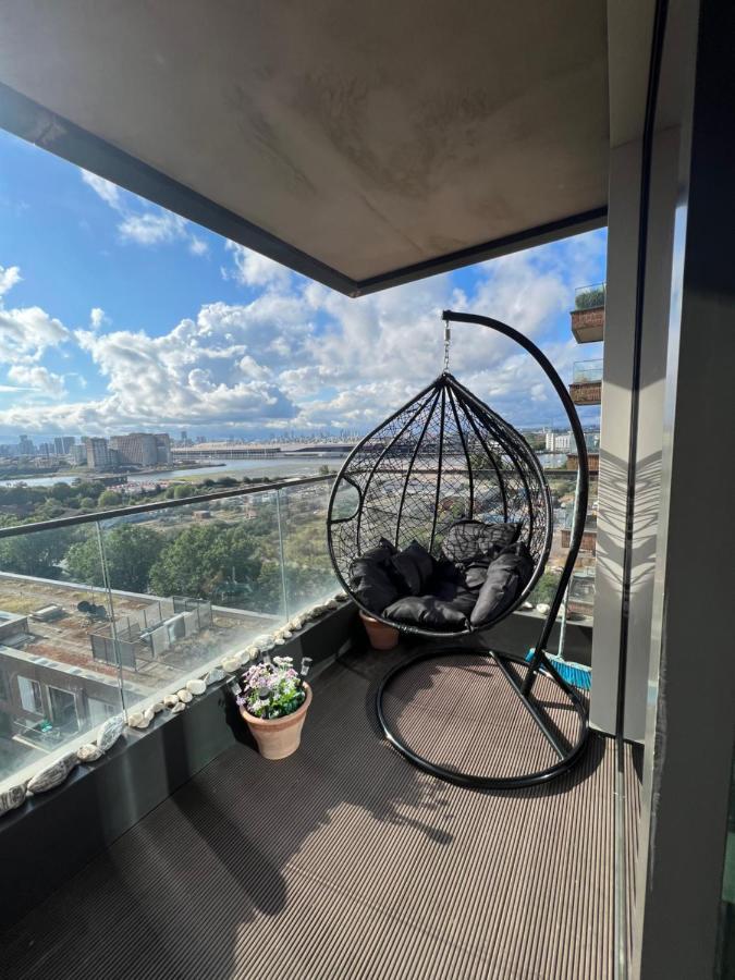 Apartment Cityscape Serenity: 10th Floor Oasis Near City Airport, Excel & 02