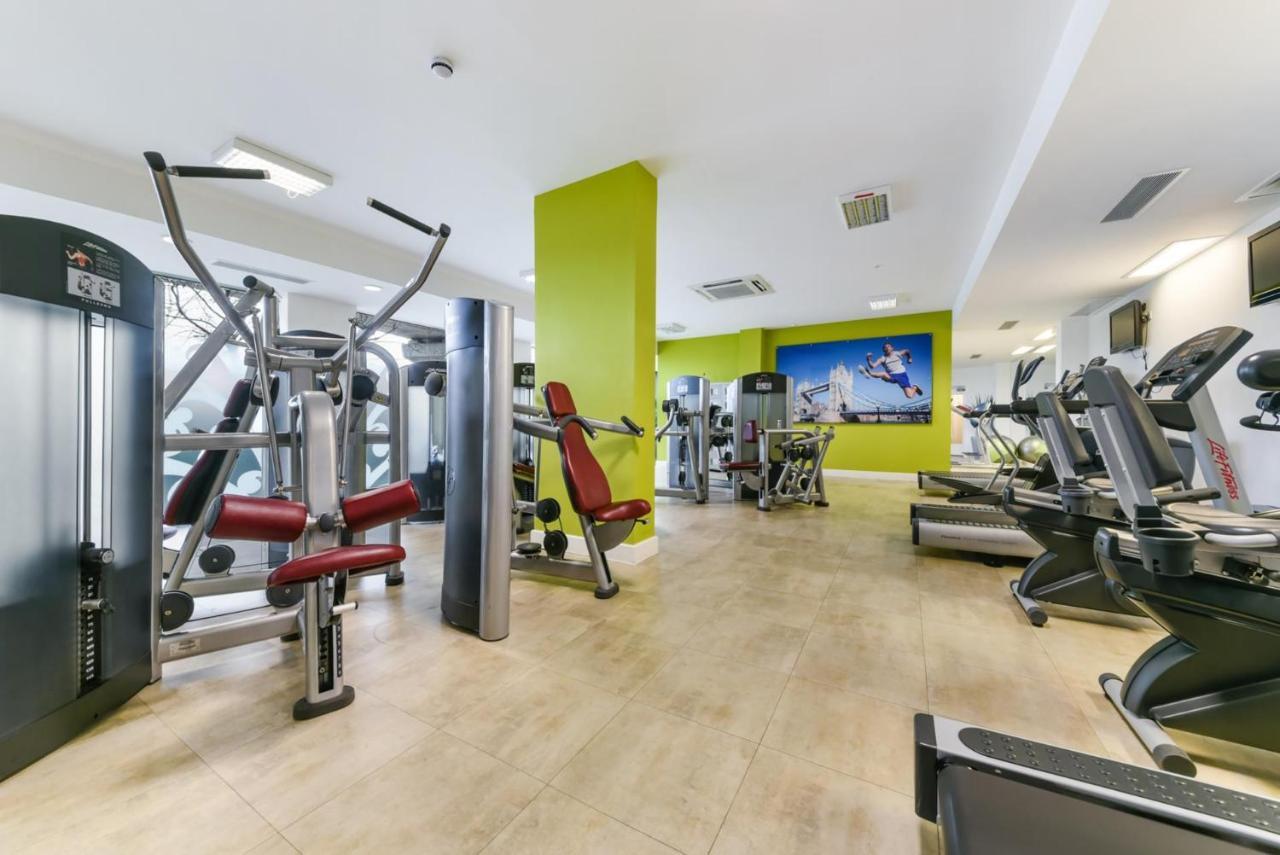 Cityscape Serenity: 10th Floor Oasis Near City Airport, Excel & 02 Apartment