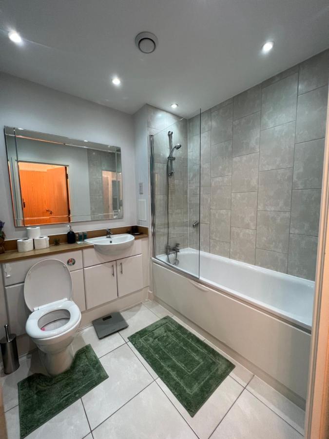 Apartment Cityscape Serenity: 10th Floor Oasis Near City Airport, Excel & 02
