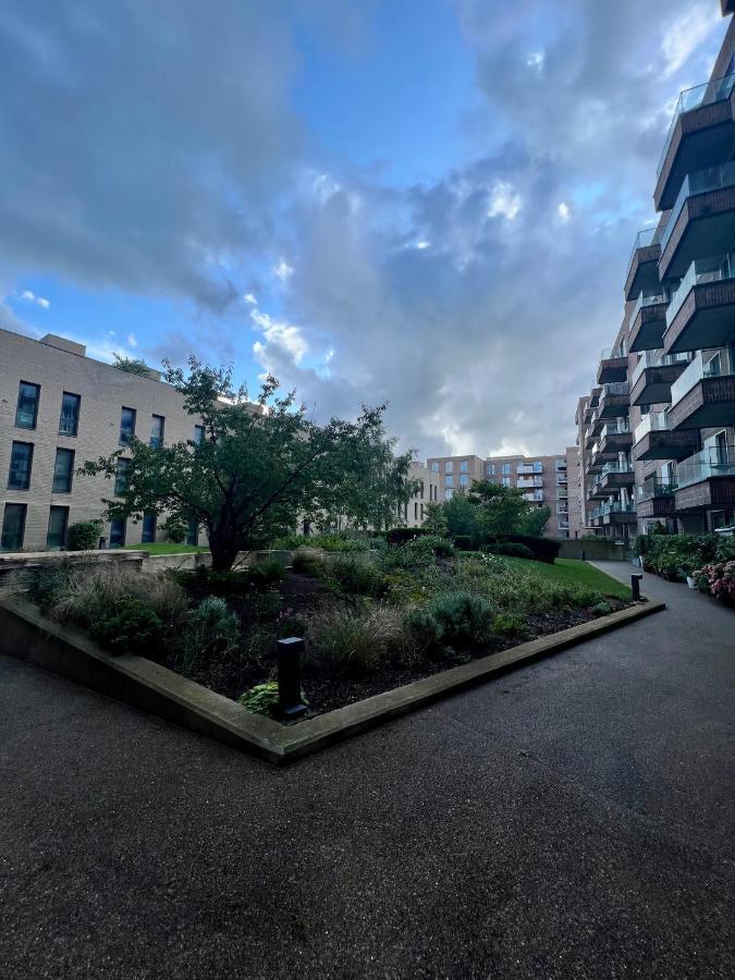 Cityscape Serenity: 10th Floor Oasis Near City Airport, Excel & 02 * London