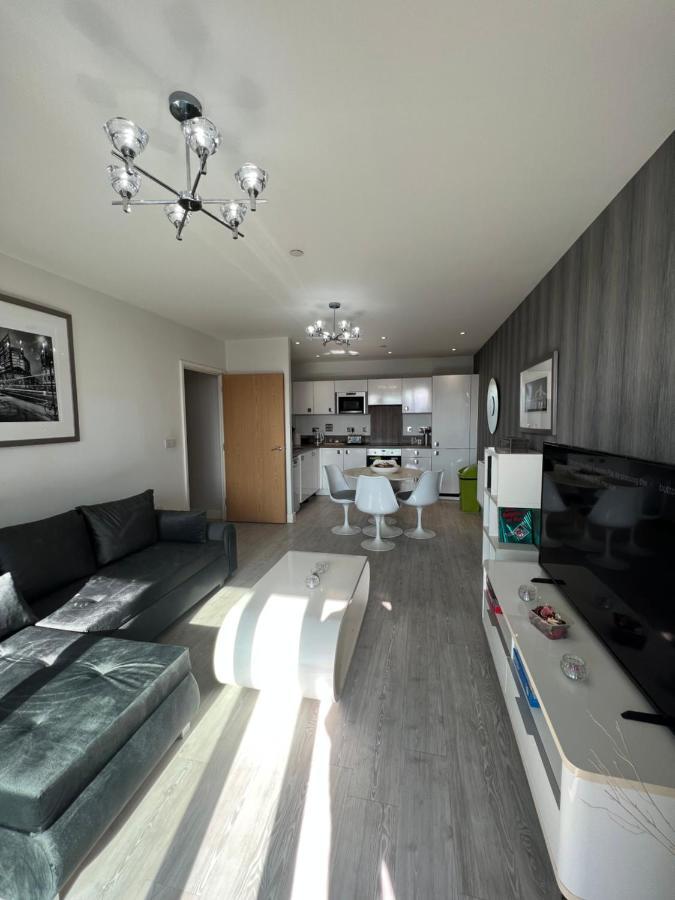 Cityscape Serenity: 10th Floor Oasis Near City Airport, Excel & 02