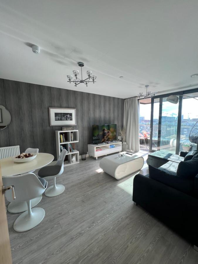 Apartment Cityscape Serenity: 10th Floor Oasis Near City Airport, Excel & 02 London
